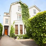 Casa de Férias 5 Bed Corporate House In Redland Free 5-car Parking & King Twin 3 Bathrooms Mon-fri