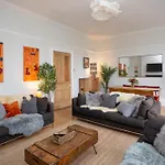 5 Bed Corporate House In Redland Free 5-car Parking & King Twin 3 Bathrooms Mon-fri Casa vacanze