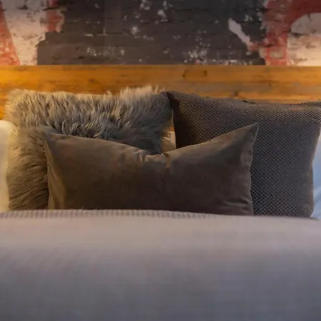 5 Bed Corporate House In Redland Free 5-car Parking & King Twin 3 Bathrooms Mon-fri