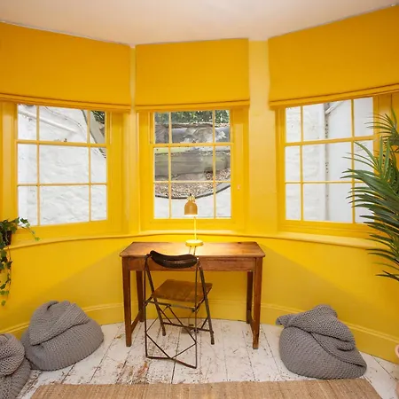 5 Bed Corporate House In Redland Free 5-car Parking & King Twin 3 Bathrooms Mon-fri