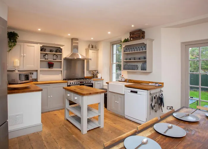 Будинок відпочинку 5 Bed Corporate House In Redland Free 5-car Parking & King Twin 3 Bathrooms Mon-fri