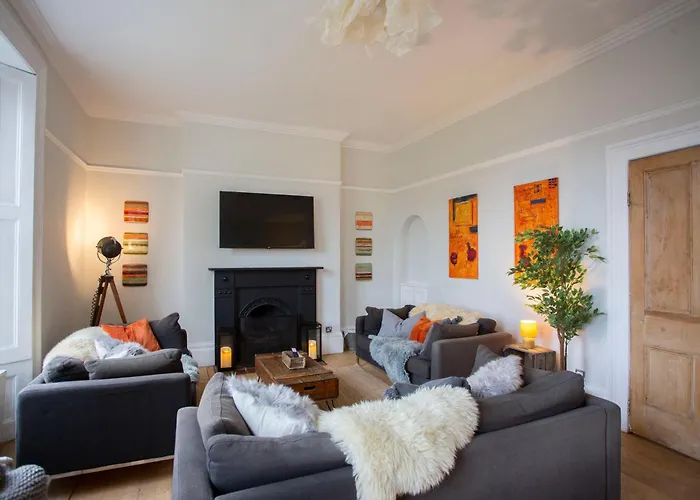 5 Bed Corporate House In Redland Free 5-car Parking & King Twin 3 Bathrooms Mon-fri Будинок відпочинку