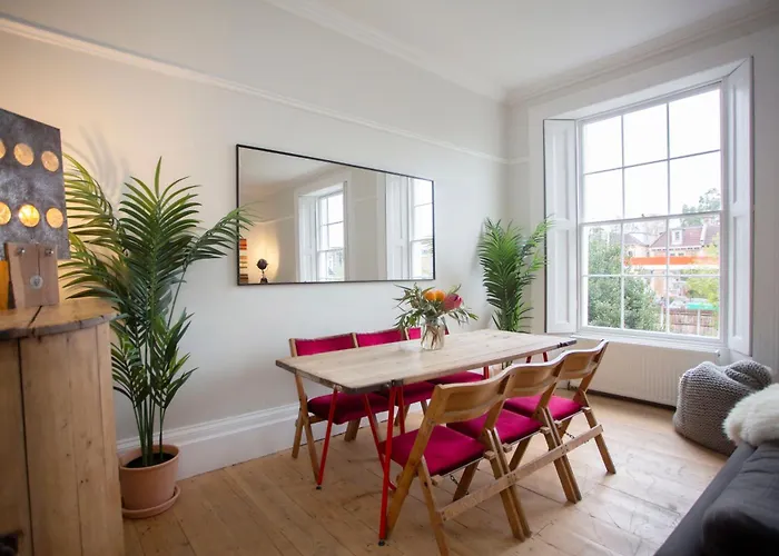 5 Bed Corporate House In Redland Free 5-car Parking & King Twin 3 Bathrooms Mon-fri