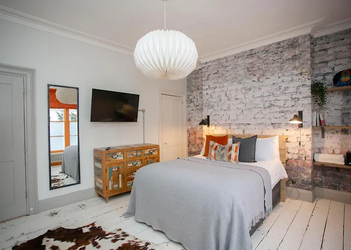 5 Bed Corporate House In Redland Free 5-car Parking & King Twin 3 Bathrooms Mon-fri Hébergement de vacances *