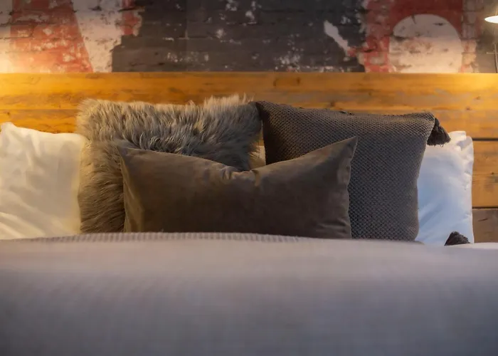 5 Bed Corporate House In Redland Free 5-car Parking & King Twin 3 Bathrooms Mon-fri