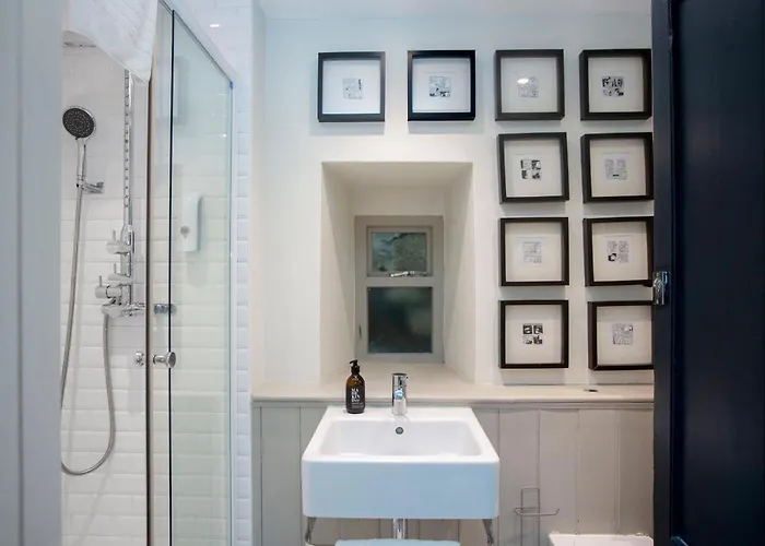 5 Bed Corporate House In Redland Free 5-car Parking & King Twin 3 Bathrooms Mon-fri Будинок відпочинку *