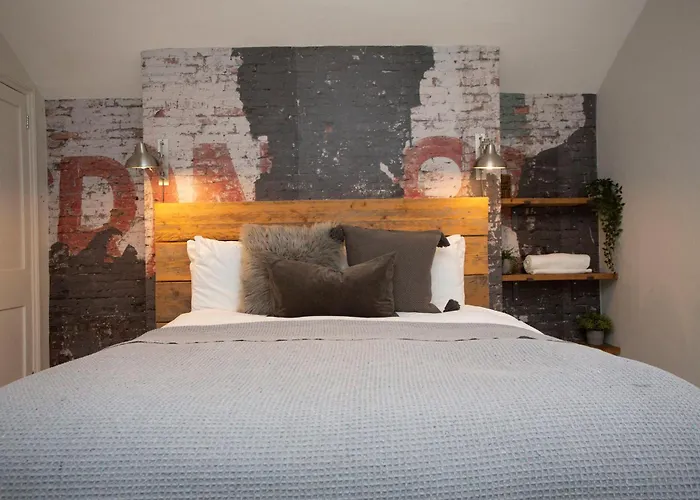 5 Bed Corporate House In Redland Free 5-car Parking & King Twin 3 Bathrooms Mon-fri