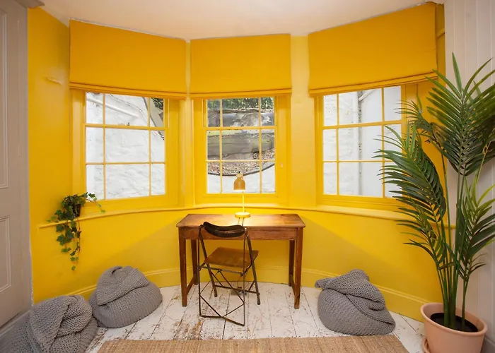 5 Bed Corporate House In Redland Free 5-car Parking & King Twin 3 Bathrooms Mon-fri